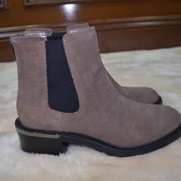 Vince Camuto Kelivena Suede Chelsea Boots Women’s Sz 8.5 Taupe Brown Croc Print - Picture 3 of 14